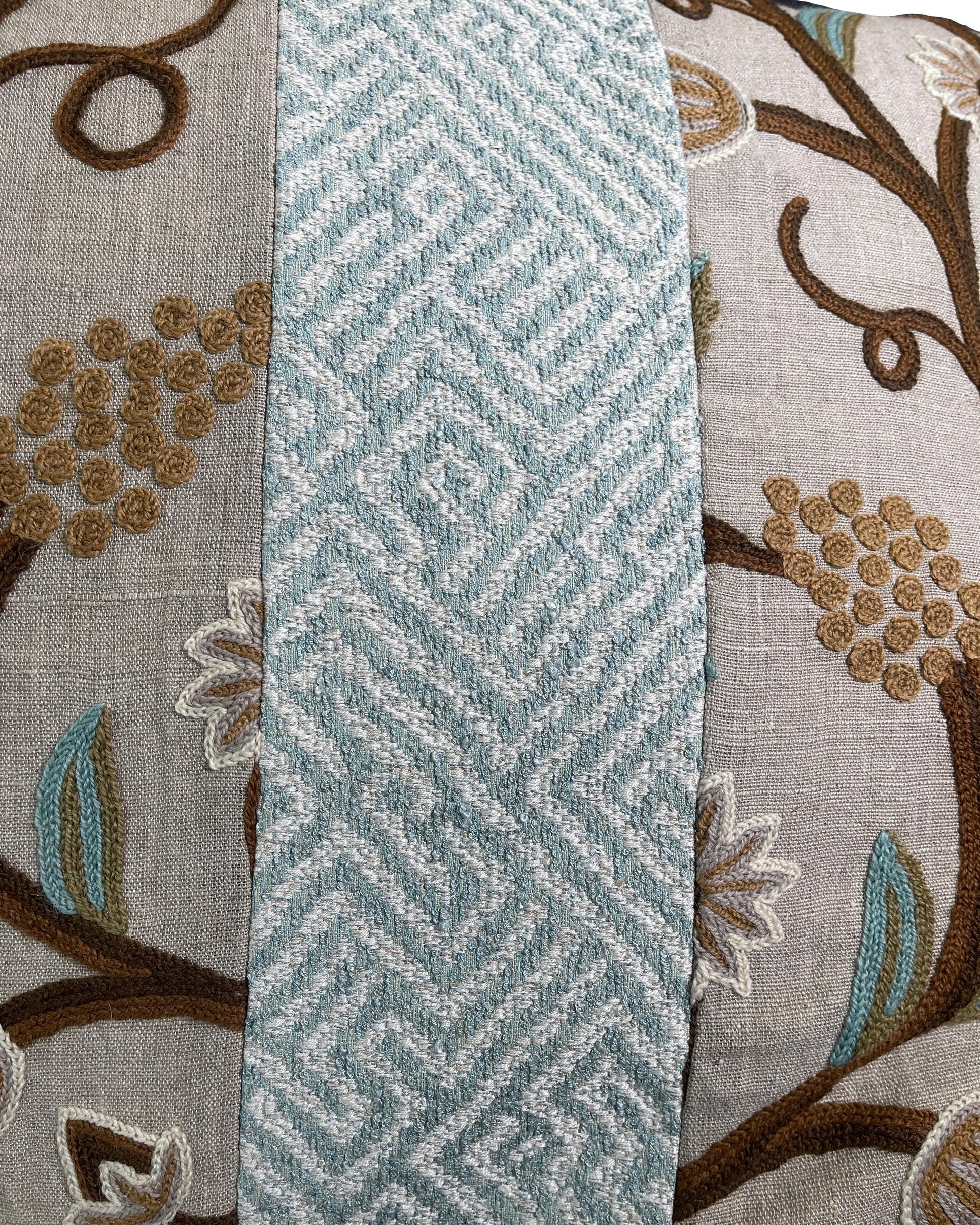 2 Pillows Patchwork Crewel on Linen