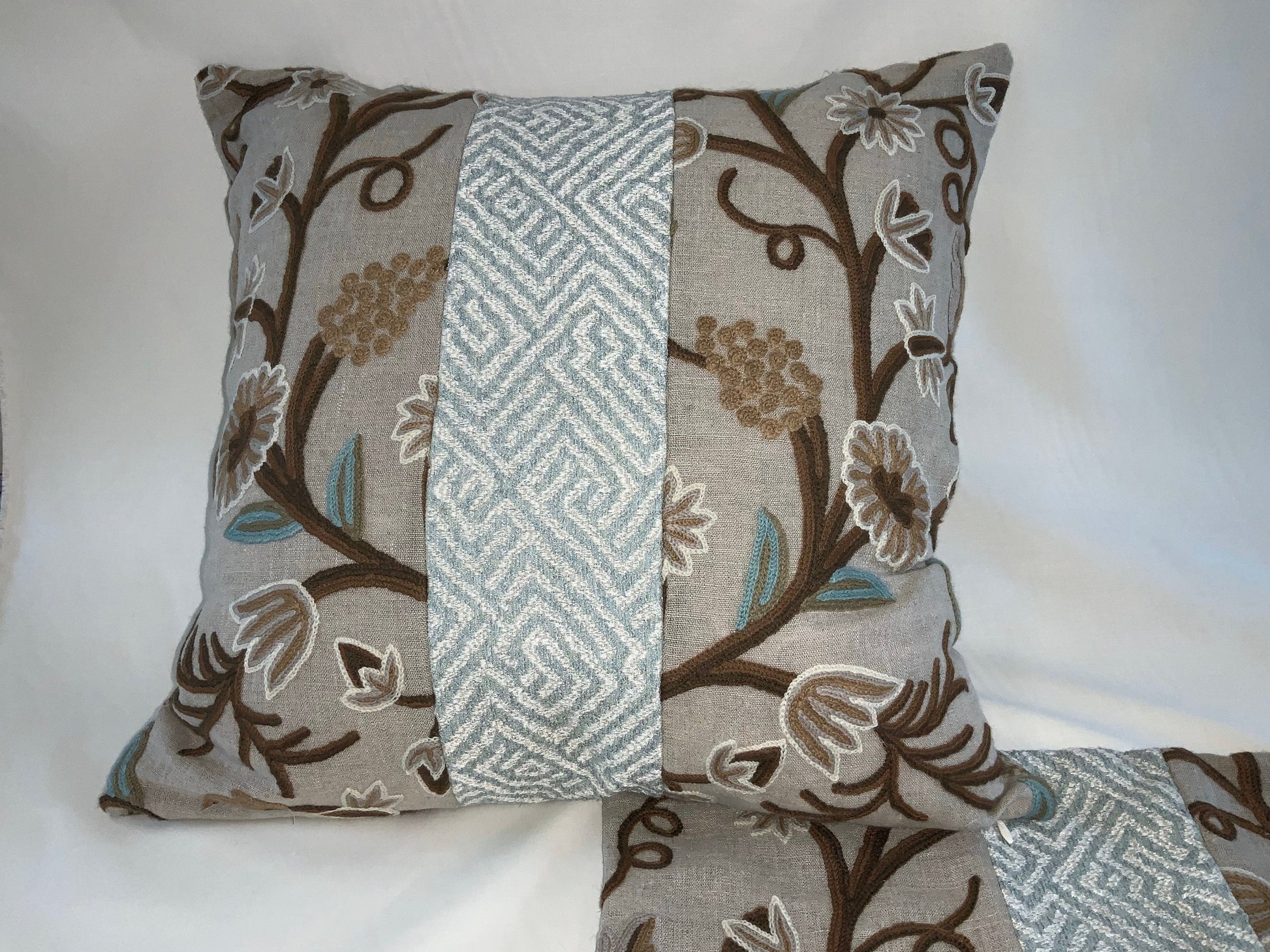2 Pillows Patchwork Crewel on Linen