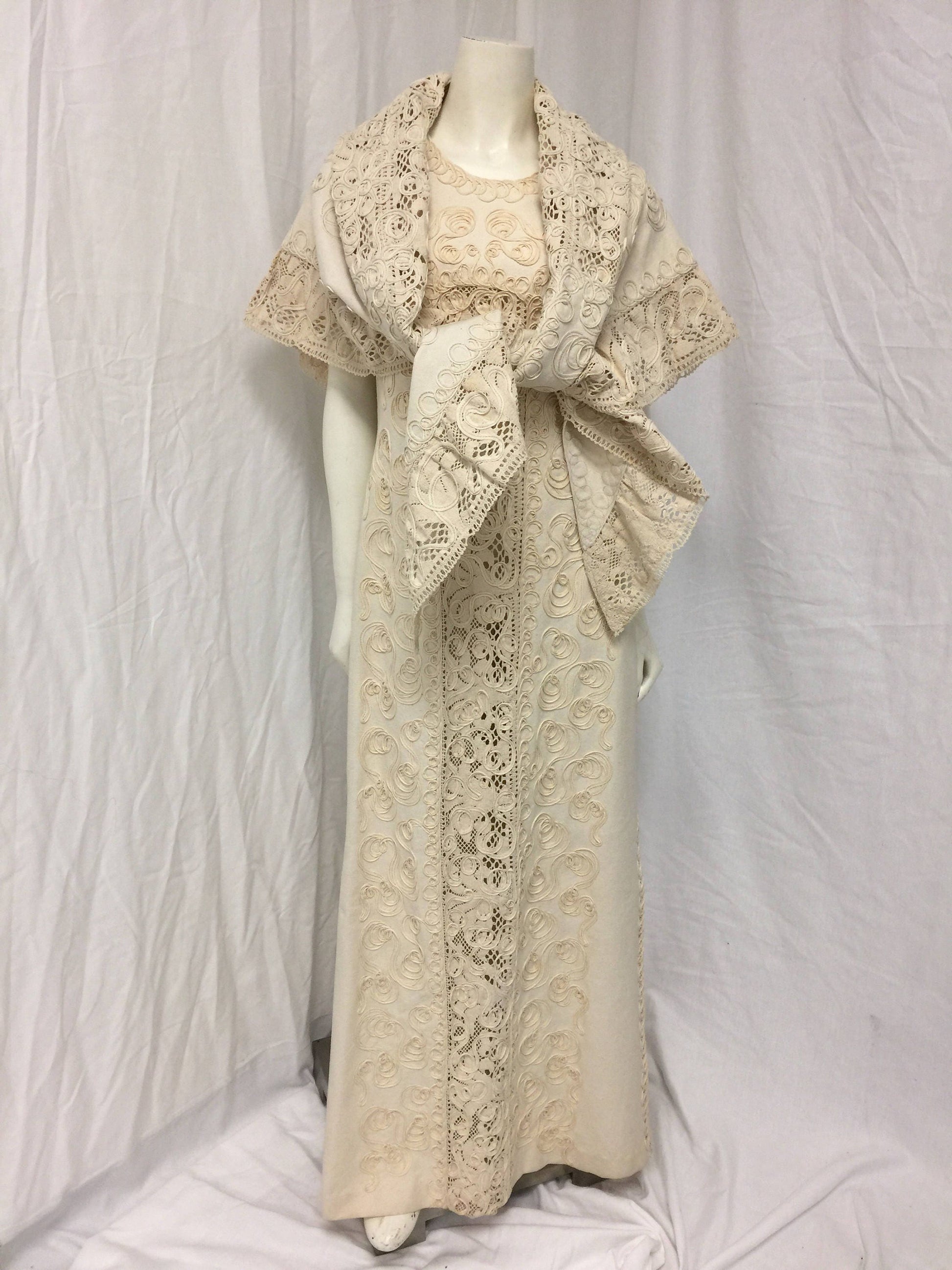 Sleeveless floorlength cotton dress with soutache detail