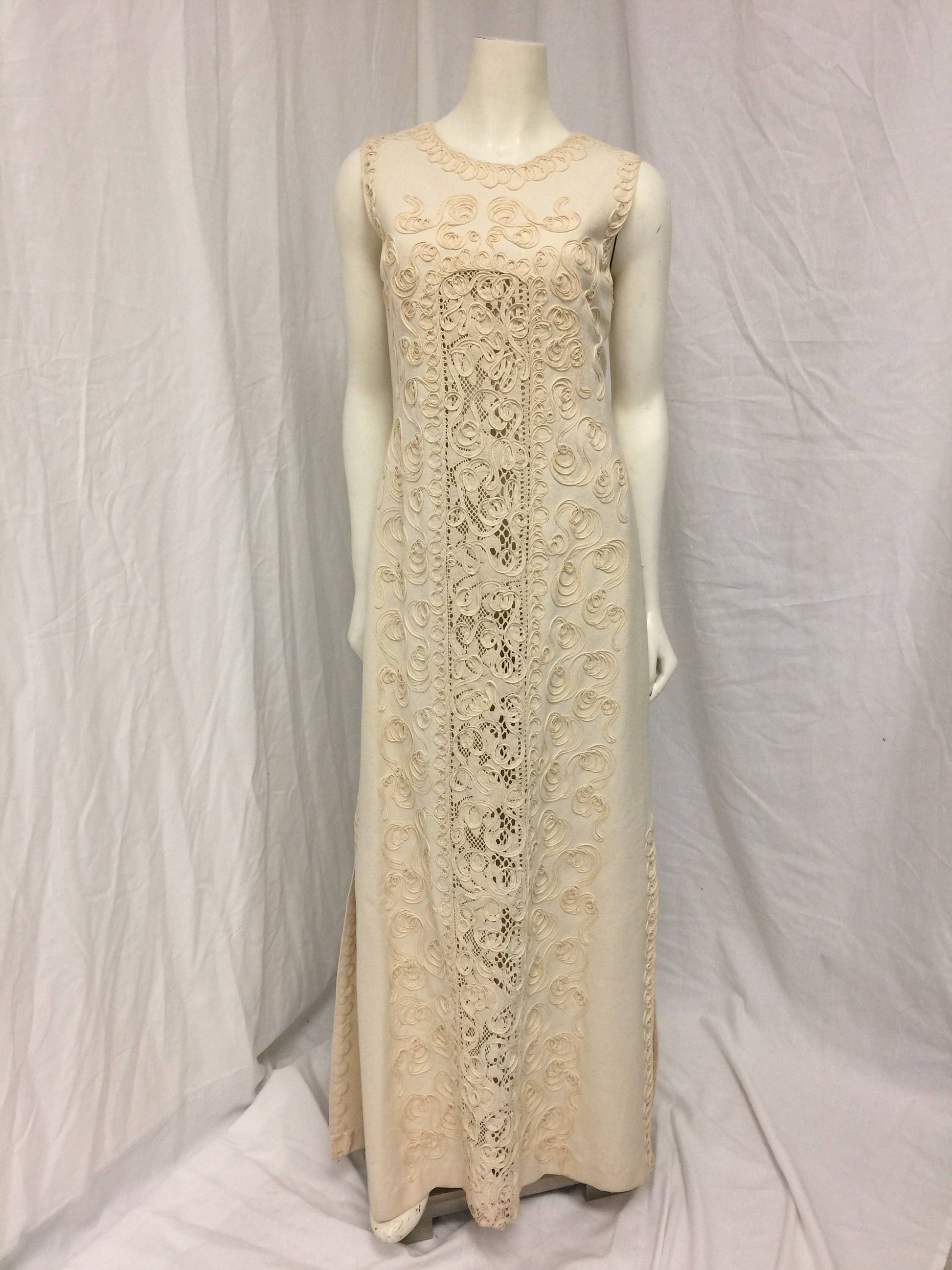 Sleeveless floorlength cotton dress with soutache detail